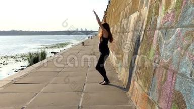 年轻的孕妇在斯隆的<strong>高墙</strong>河岸上发现